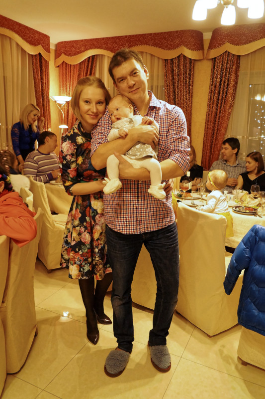 Игорь и Юля с дочкой Настенькой